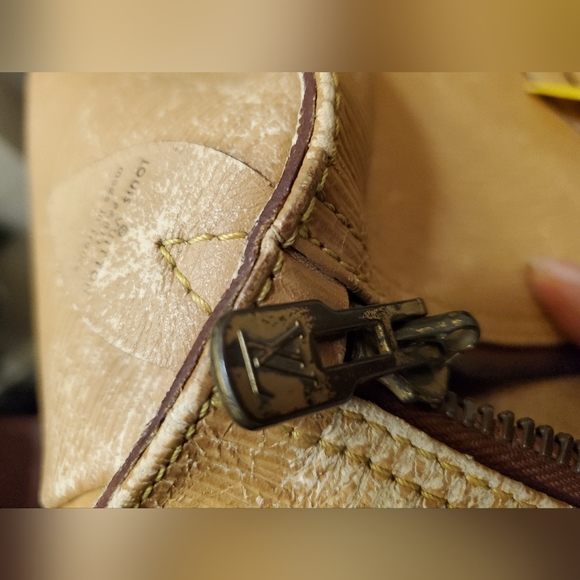 Authentic very large Louis Vuitton Epi distressed leather duffel - Picture 10 of 10